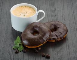 koffie met chocola donuts Aan houten achtergrond foto