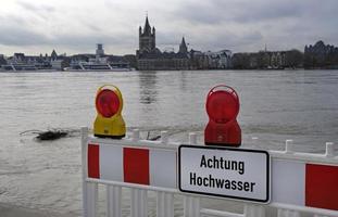 extreem weer - waarschuwing teken in Duitse Bij de Ingang naar een overstroomd voetganger zone in Keulen, Duitsland foto