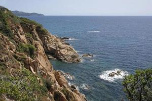 mooi visie langs de costa moedig kustlijn in de buurt lloret de bederven, Spanje foto