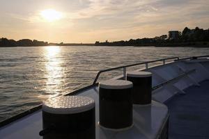 zonsondergang over- water gezien van een boot Aan de Rijn rivier- in de buurt Keulen, Duitsland foto