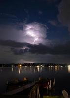 elektrisch storm over- zilver meer foto