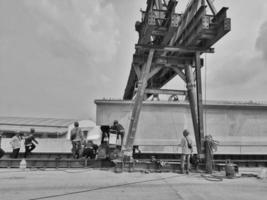 Jakarta, Indonesië Aan augustus 2022. een team is voorbereidingen treffen naar lancering een geprefabriceerd ligger Aan een trolley net zo een van de werk cycli in erectie ligger werk. foto