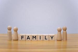 klein houten poppen van familie leden familie verhouding symbool familie huis, sponsoring, dakloos liefdadigheid ondersteuning concept, familie dag foto