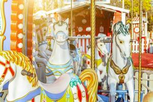 wijnoogst draaimolen vliegend paard carrousel in amusement vakantie park foto