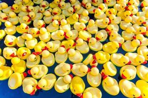 veel rubber geel speelgoed- eenden drijvend in kinderen zwembad dichtbij omhoog. foto