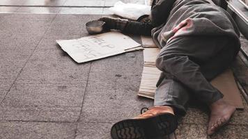 dakloos Mens slapen Aan buitenshuis vloer. foto