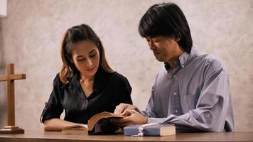 jong missionaris is geven Bijbel advies naar jong vrouw in kerk. foto