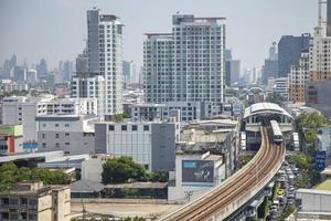 punnawithi station, Bangkok, Thailand - mei 2022 infrastructuur van bts skytrain in sukhumvit lijn met stad gebouw in de omgeving van Oppervlakte. foto van antenne visie Aan waar digitaal park gebouw.
