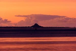 iejima eiland in de afstand Bij schemer foto