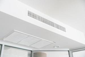 aan het plafond gemonteerde airconditioner van het cassettetype foto