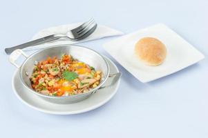 Indo-China omelet geïsoleerd Aan wit achtergrond foto