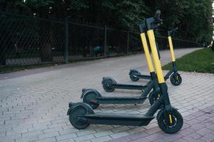 stad vervoer elektrisch scooter - milieuvriendelijk middelen van vervoer, huur Aan de stad straat foto