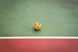 sepak takraw bal of rotan bal Aan veld- van sepak takraw rechtbank met lijn Aan sport buitenshuis foto