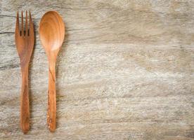 houten lepel en vork keukengerei reeks Aan houten tafel nul verspilling gebruik minder plastic concept foto