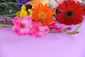 mooi bloem kleurrijk gerbera en gladiolen voorjaar bloemen versieren Aan roze achtergrond foto