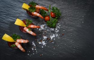 glas garnaal cocktail in tomaat saus schaaldieren zeevruchten gekookt garnalen garnalen ketchup foto