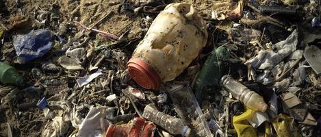 vervuild sri lankaans strand met vuilnis foto