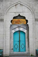 deur van een oud gebouw in konja, turkiye foto