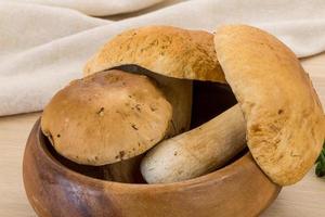 boletus paddestoel in een kom Aan houten achtergrond foto