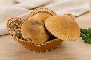 boletus paddestoel in een mand Aan houten achtergrond foto