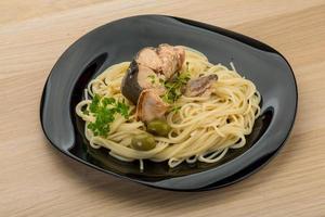 pasta met Zalm Aan de bord en houten achtergrond foto