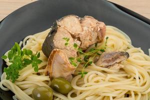 pasta met Zalm Aan de bord en houten achtergrond foto