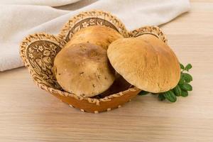 boletus paddestoel in een mand Aan houten achtergrond foto