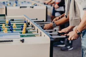 buitenactiviteiten concept. jonge mannelijke spelers genieten van rust in hun vrije tijd, zoals gokken, genieten van recreatietijd en kicker foto