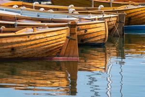 traditioneel houten roeiboten bekleed omhoog in de haven. foto