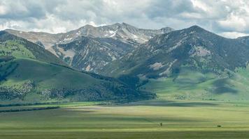 een uitgestrekt, bergachtig landschap onder een bewolkt lucht in western Montana. foto