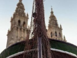 visvangst boot voordat de kathedraal van Santiago foto