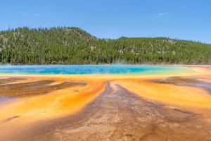 de levendig kleuren van groots prismatisch voorjaar in yellowstone nationaal park trek bezoekers van in de omgeving van de wereld. foto