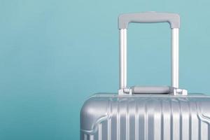 reizen bagage geïsoleerd Aan blauw achtergrond met kopiëren ruimte, reizen concept achtergrond foto
