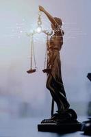 rechtszaak en gerechtigheid concept, advocaat werken met partner Bij wet foto
