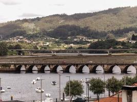 de brug van pontedeume foto