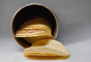 aardappel chips zijn gegoten uit van de spaander verpakking. foto