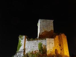 de kasteel gezien Bij nacht foto
