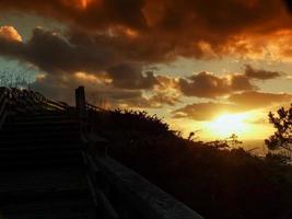 de begin van zonsondergang Aan donino's strand foto