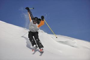 skiër Aan berg foto