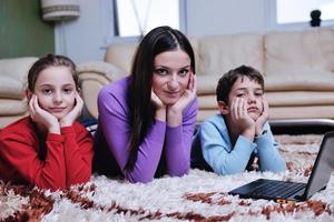 gelukkig jong familie hebben pret Bij huis foto