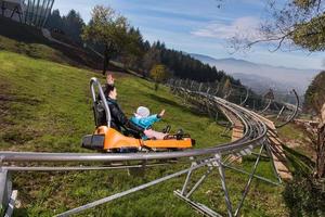 moeder en zoon geniet het rijden Aan alpine kustvaarder foto