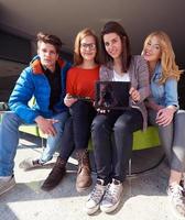 studenten groep werken Aan school- project samen foto