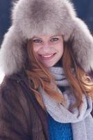 portret van mooi jong rood haar vrouw in sneeuw landschap foto