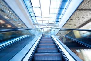 boodschappen doen winkelcentrum roltrappen foto