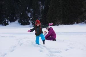 gelukkig familie gebouw sneeuwman foto