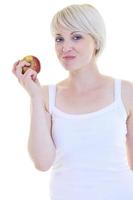gelukkig jong vrouw eten groen appel geïsoleerd Aan wit foto