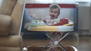 baby aan het leren naar wandelen in wandelaar foto