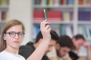 groep van studenten verhogen handen omhoog foto