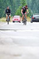 vriendschap buitenshuis Aan berg fiets foto