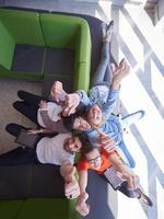 studenten groep werken Aan school- project samen foto